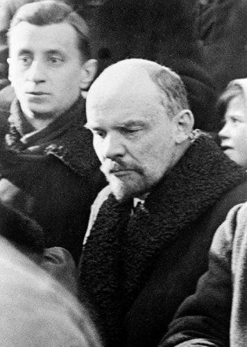 Lenin tại đám tang của nhà cách mạng và chính khách Liên Xô Mark Yelizarov ngày 13/3/1919, Mark Yelizarov là anh rể của Lenin, được chôn cất tại khu mộ nhà Ulyanov, nghĩa trang Volkovo. (Ảnh: RIA Novosti)