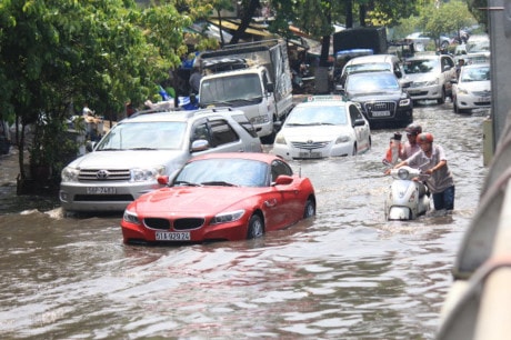 Những điều cần lưu ý khi lái xe qua đường ngập lụt