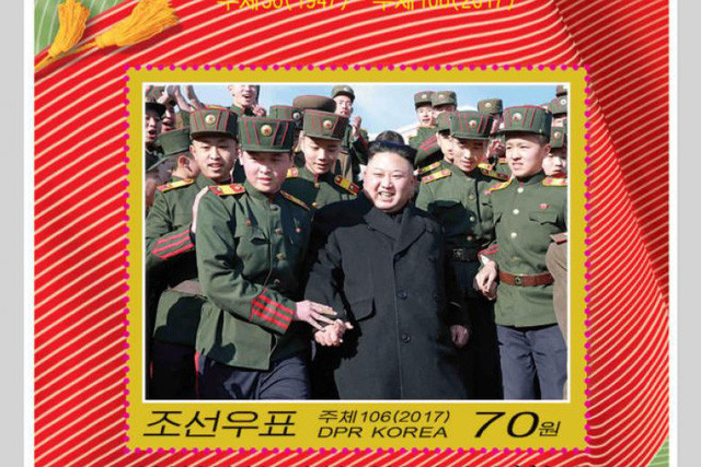 Con tem với hình ảnh nhà lãnh đạo Kim Jong-un (Ảnh: Reuters)