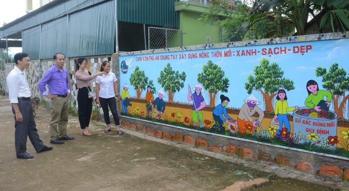 Vẽ tranh tường làm đẹp đường làng, ngõ xóm - hoạt động thiết thực của Chi hội Phụ nữ xóm Phú An, xã Tây Hiếu (TX.Thái Hòa). Ảnh: Thu Giang