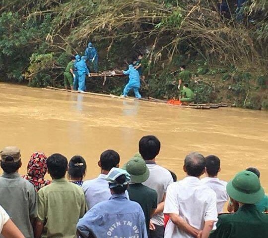 Thông tin ban đầu đã tìm thấy thấy 1 trong 2 thi thể chiến sĩ Bộ đội Biên phòng bị lũ cuốn trôi khi đi làm nhiệm vụ giúp dân chống lũ tại huyện Lang Chánh, Thanh Hóa.