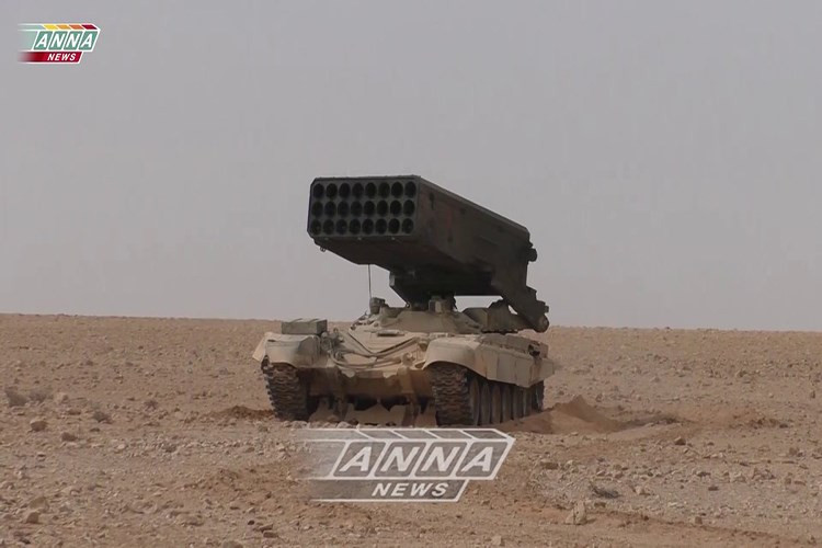 Sự xuất hiện của TOS-1A tại Mayadin một lần nữa cho thấy quyết tâm của Quân đội Syria trong việc sớm giải phóng hoàn toàn bờ tây sông Euphrates chiếm một phần lớn diện tích của tỉnh Deir Ezzor. Để đẩy nhanh tốc độ tấn công Quân đội Syria đang sử dụng những loại vũ khí tốt nhất mà họ có. Nguồn ảnh: Anna.