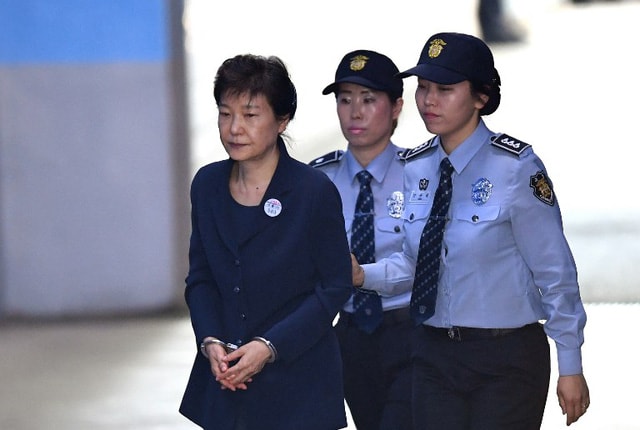 Cựu Tổng thống Park Geun-hye bị áp giải tới tòa ở Seoul hồi tháng 5. Ảnh: AFP