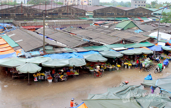 Phía Tây đình chợ Vinh hiện đã không còn bị ngập nước, nhịp sống buôn bán đang dần trở lại. Ảnh : Quang An