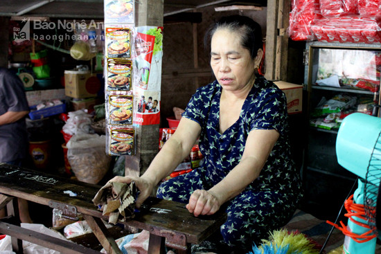 Tiểu thương lau dọn bàn ghế để kinh doanh trở lại. Ảnh : Quang An