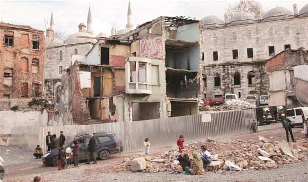 Những cuộc giao tranh đã khiến Syria hoang tàn, đổ nát. Hơn 80% người dân sống dưới ngưỡng nghèo khó. Ảnh: Hurriyet Daily News.