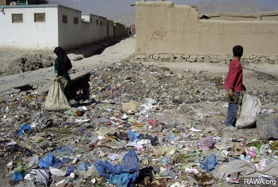 Afghanistan nghèo tới mức mà một nửa dân số trong tình trạng thất nghiệp. Mỗi ngày người dân ở đây không thể kiếm nổi 1 USD. Ảnh: RAWA.