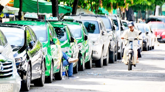 Tại Hà Nội, Uber và Grab cũng đang sở hữu mạng lưới lớn với khoảng 25.000 xe ô tô dưới 9 chỗ ngồi.