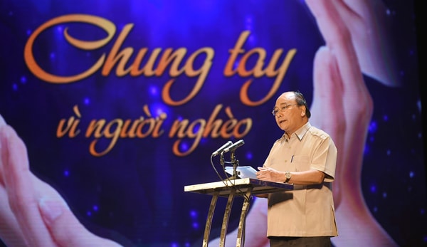 Thủ tướng kêu gọi cả nước chung tay nhắn tin ủng hộ người nghèo. Ảnh: VGP