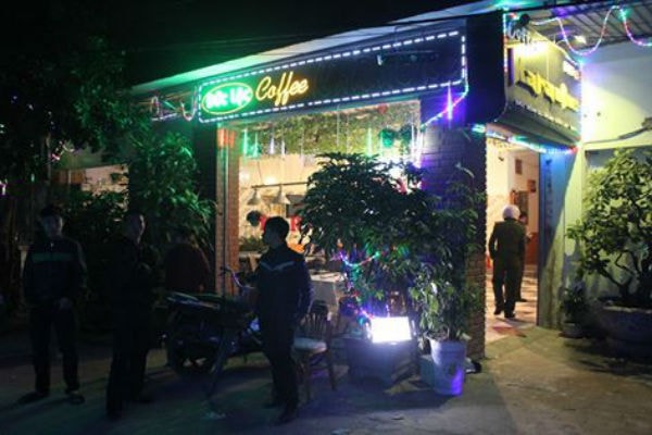 Quán cà phê, karaoke ở ngoại ô TP. Vinh, nơi xảy ra vụ nổ súng và hỗn chiến giữa đêm khiến 2 người trọng thương. Ảnh: Internet