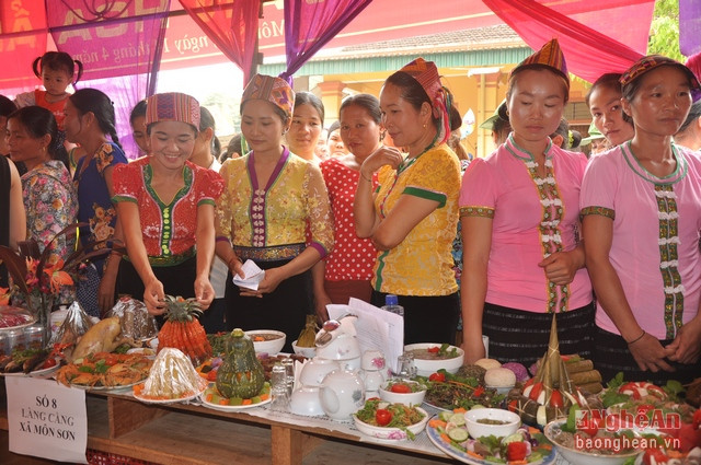 Phụ nữ Thái tham gia ngày hội ẩm thực của các đồng bào dân tộc thiểu số. Ảnh: Inerne 