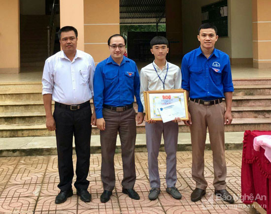 Trao tặng giấy khen và phần thưởng cho em Nguyễn Văn Long - học sinh lớp 12G, Trường THPT Tây Hiếu, T.X Thái Hòa. Ảnh: Hoàng Thủy