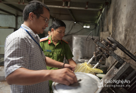 Đoàn liên ngành kiểm tra, yêu cầu dừng sản xuất đối với 1 cơ sở sản xuất bánh ở Nghi Lộc. Ảnh: Thành Cường