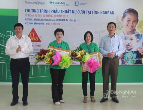 Trao Bằng khen của UBND tỉnh ghi nhận sự quan tâm, hỗ trợ của Tổ chức Operation Smile và Nhà tài trợ SIKA Việt Nam dành cho trẻ em Nghệ An.