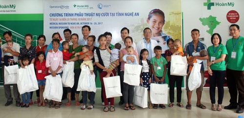 Tổ chức Operation Smile và Nhà tài trợ SIKA Việt Nam trao quà cho các em nhỏ tham gia phẫu thuật nụ cười đợt này.