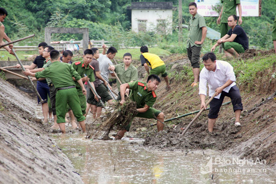 Lực lượng Công an huyện Quế Phong với đội ngũ cán bộ và chiến sỹ trẻ trung hăng say trong ngày ra quân làm thủy lợi.