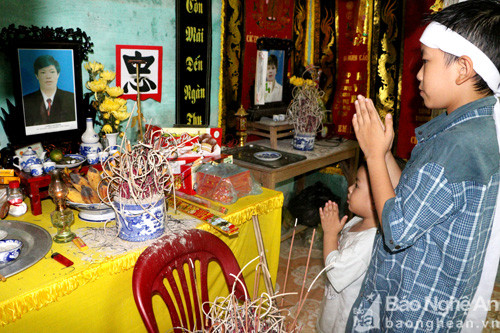 Hai anh em bên bàn thờ bố. Ảnh: Đạm Phương