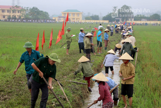 Người dân xã Văn Sơn (Đô Lương) ra đồng nạo vét kênh mương, khơi thông cống rãnh. Ảnh: Hữu Hoàn