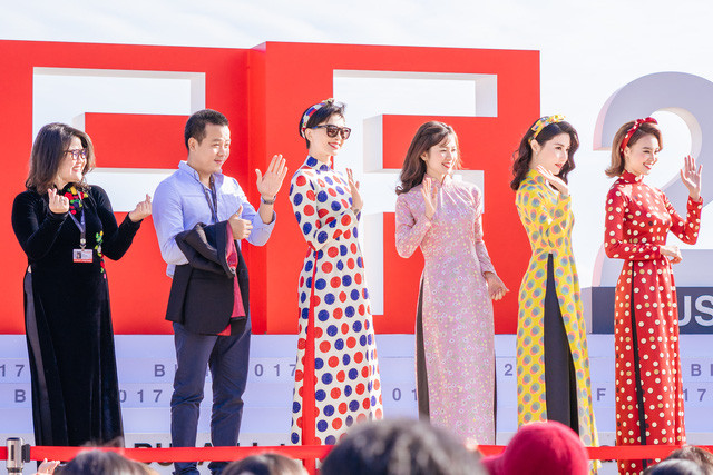 Ekip Cô Ba Sài Gòn đầy hoài cổ và thời trang trong buổi công chiếu phim chiều 14-10 tại Liên hoan phim quốc tế Busan lần thứ 22 - Ảnh: Huy Trần