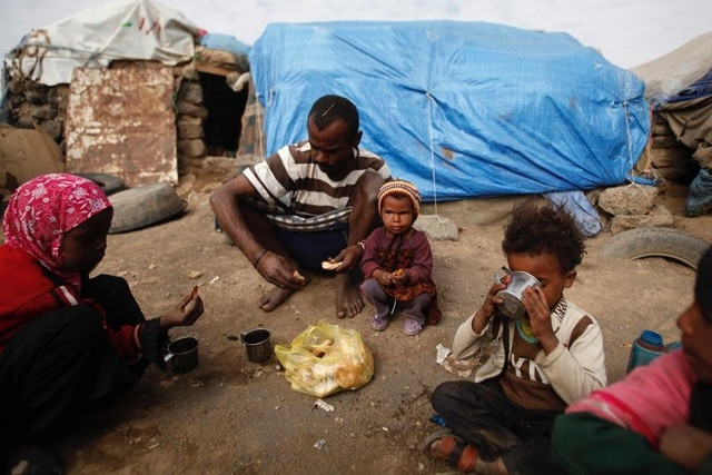 Đất nước Yemen luôn chìm đắm trong nội chiến và nghèo nàn về kinh tế. Hơn 45% dân số phải sống dưới mức nghèo.Hậu quả thảm khốc của cuộc chiến kéo dài hơn hai năm ở Yemen đã cướp đi sinh mạng của 10.000 người, khiến hơn 17 triệu người thiếu ăn và 6,8 triệu người 