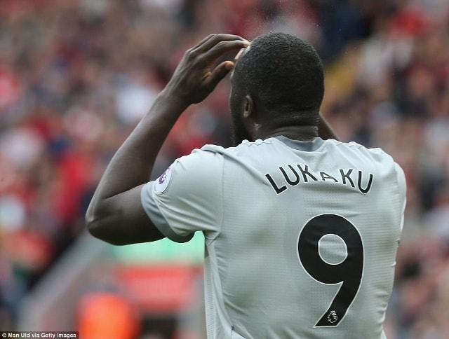 Lukaku ôm đầu tiếc nuối sau cú dứt điểm bị thủ thành Mignolet cản phá. Ảnh: Internet