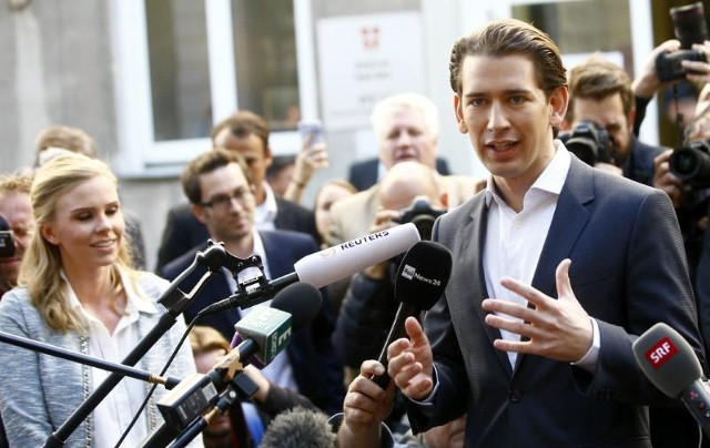  Ông Kurz phát biểu trước báo giới sau khi bước ra khỏi một điểm bỏ phiếu ở Vienna. (Ảnh: Reuters)