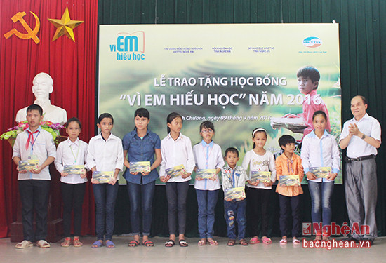 Hội Khuyến học Nghệ An phối hợp với Viettel Nghệ An trao học bổng cho học sinh nghèo hiếu học của huyện Thanh Chương.