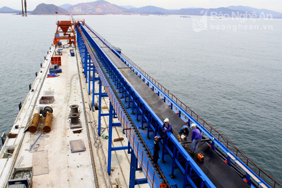 Quá trình thi công Cầu cảng Nghi Thiết dài 2.000 m vươn ra biển ở Nghi Thiết (Nghi lộc-Nghệ An) trong hơn 1 năm qua có hàng tấn thép bị rơi xuống biển. Ảnh: Nguyên Nguyên