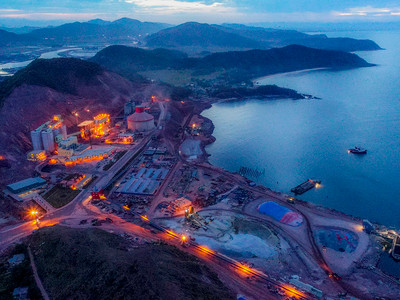 Cụm Trạm nghiền và cảng biển Nghi Thiết thuộc Công ty CP xi măng Nghệ An là một điểm nhấn trong đầu tư tại KKC Đông Nam. Tập đoàn xi măng The Vissai đã đầu tư vào Nghệ An trên 13.000 tỷ đồng xây dựng các công trình. Ảnh: Sỹ Minh