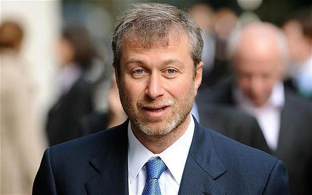 Roman Abramovich (Từ trẻ mồ côi trở thành người giàu nhất nước Nga): Roman Abramovich mất mẹ khi mới 18 tháng tuổi, cha ông cũng chết trong một vụ tai nạn khi ông lên 4. Abramovich được một người chú nuôi dưỡng tại Komi và sau này ông được bà ngoại nuôi tại Moskva. Abramovich bắt đầu từ một công nhân. Từ năm 1987 đến 1989 Roman Abramovich là thợ cơ khí của tập đoàn Mossepetsmontazh. Sau đó, Roman tổ chức hợp tác xã Yiut chuyên sản xuất đồ chơi nhựa. Đầu thập niên 90 đã là nhà doanh nghiệp. Hiện ông là người sở hữu du thuyền lớn nhất thế giới và câu lạc bộ bóng đá Anh Chelsea. Từ một đứa trẻ mồ côi, Roman Abramovich đã trở thành ông chủ một đế chế dầu mỏ và là tỷ phú giàu nhất nước Nga.