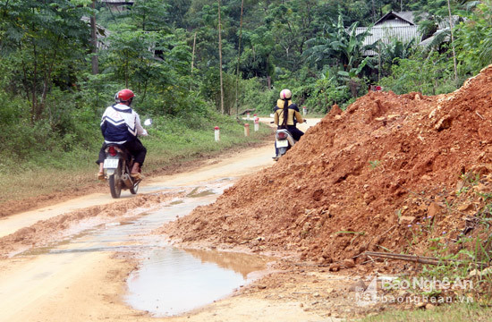 QL 16 đoạn đi qua địa phận tỉnh Nghệ An có chiều dài 206 km. Sau áp thấp nhiệt đới trên địa bàn các huyện có QL chạy qua đã xảy ra mưa lớn trong dài ngày. Vì thế xuất hiện hàng chục điểm sạt lở nghiêm trọng. Có nhiều đoạn đã bị tắc nhiều giờ liền.