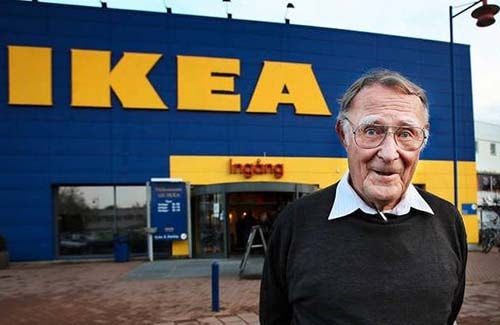 Ingvar Kamprad: Từ cậu bé bán diêm trở thành tỷ phú. Ingvar Kamprad sinh ra tại Elmtaryd Agunnaryd, một làng quê nghèo của Thụy Điển. Khi mới 5 tuổi, Ingvar bắt đầu bán từ những que diêm, sau đó chuyển sang kinh doanh nhiều mặt hàng khác như bán hạt giống cây trồng, bán bút, môi giới cho những người bán dâu, bán cá… Năm 17 tuổi, ông quyết định thành lập công ty IKEA nhờ số tiền dành dụm được từ những phi vụ kinh doanh “lặt vặt” cộng thêm tiền thưởng của bố. Ban đầu IKEA chỉ là một công ty bán hàng qua bưu điện và đến bây giờ, nhắc đến IKEA, người ta sẽ nghĩ ngay đến hãng nội thất sang trọng và thành công nhất thế giới.