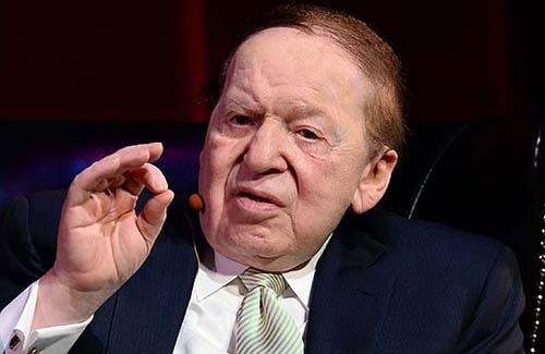 Sheldon Adelson (Từ cậu bé giao báo thành ông chủ Las Vegas): Sinh ra trong một gia đình nghèo, bố làm nghề lái taxi, mẹ ở nhà dệt len. Hơn 10 tuổi, Adelson đã phải tự nuôi mình bằng thu nhập từ nghề bán báo rong. Ngoài một thời gian dài bán báo, Sheldon Adelson còn nhận làm đủ mọi nghề khác nhau để kiếm sống, khi thì bán bánh kẹo, khi thì phát tờ rơi… Vào cuối những năm 70 của thế kỷ XX, ông quyết định làm dịch vụ hội chợ máy tính, khi biết rằng rất nhiều khách hàng có nhu cầu tìm hiểu và giới thiệu sản phẩm máy tính trên thị trường. Năm 1979, ông thành lập công ty Comdex. Từ năm 1984 ông đã xây dựng tổ hợp khách sạn Casino The Sands - không chỉ đón khách hội chợ máy tính mà Sheldon Adelson còn tham vọng nhảy cả sang thị trường khách đến các sòng bạc ở Las Vegas. Và đến nay, Sheldon đã trở thành ông trùm sòng bài thế giới với khối tài sản khổng lồ và hệ thống sòng bạc trải dài từ Las Vegas (Mỹ) đến Macau (Trung Quốc).