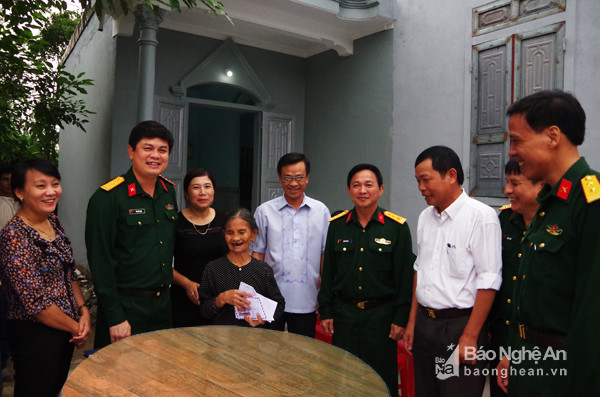 Đồng chí Thượng tá Thái Đức Hạnh, Phó bí thư Đảng ủy, Chính ủy Bộ CHQS tỉnh trao tiền hỗ trơn cho gia đình bà Nguyễn Thị Phê.