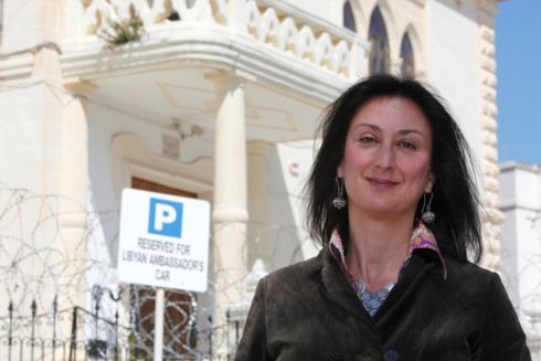 Nữ nhà báo điều tra Daphne Caruana Galizia chụp ảnh ở bên ngoài đại sứ quán Libya tại Valletta, thủ đô Malta - Ảnh: REUTERS