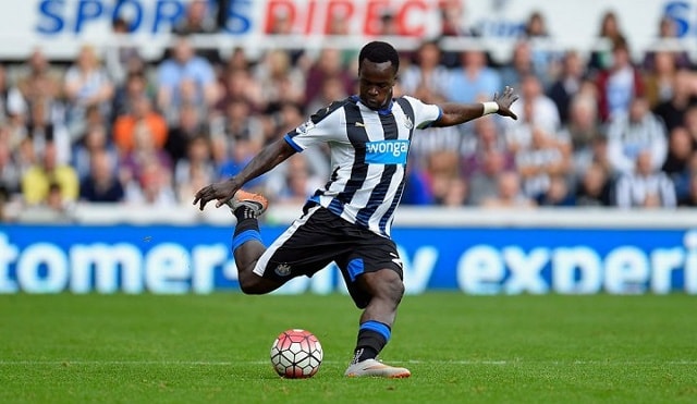 Cheick Tiote đã gục ngã ngay trên sân tập của CLB Beijing Enterprises sau một cơn đột quỵ. Cựu cầu thủ của Newcastle được đưa đến bệnh viện ngay sau đó song không qua khỏi.  Điều đáng nói ở đây: Tiote được kết luận qua đời do trụy tim. Trong khi ở Ngoại hạng Anh, cầu thủ người Bờ Biển Ngà được biết đến như một trong những tiền vệ phòng ngự bền bỉ và sở hữu nền tảng thể lực tốt nhất. Tiote khoác áo ĐTQG 52 lần và góp mặt trong hai kỳ World Cup gần đây nhất (2010, 2014).