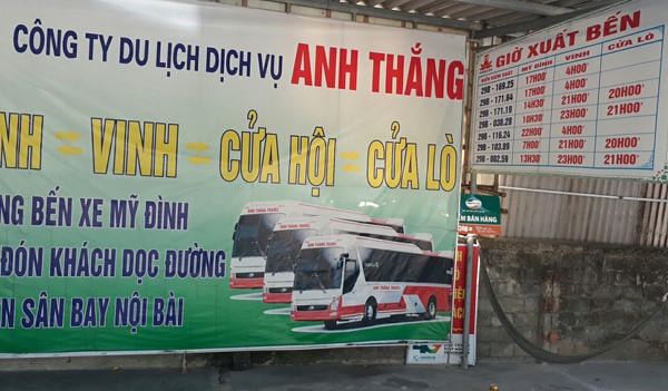 Bảng ghi giờ xuất bến và các điểm đi và đến của nhà xe Anh Thắng. Ảnh: Văn Trường