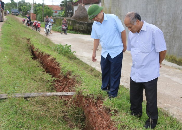 Lãnh đạo huyện Đô Lương kiểm tra sự cố nứt bờ kênh sông Đào. Ảnh: Hữu Hoàn