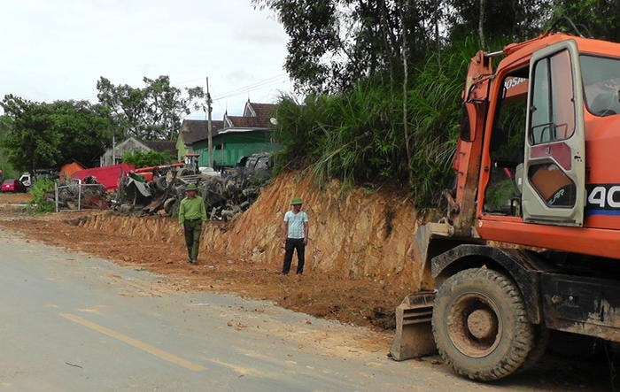 Huyện Yên Thành huy động máy san ủi, giải tỏa phần các hộ vi phạm chỉ giới hành lang đường 7A. Ảnh: Thái Hồng