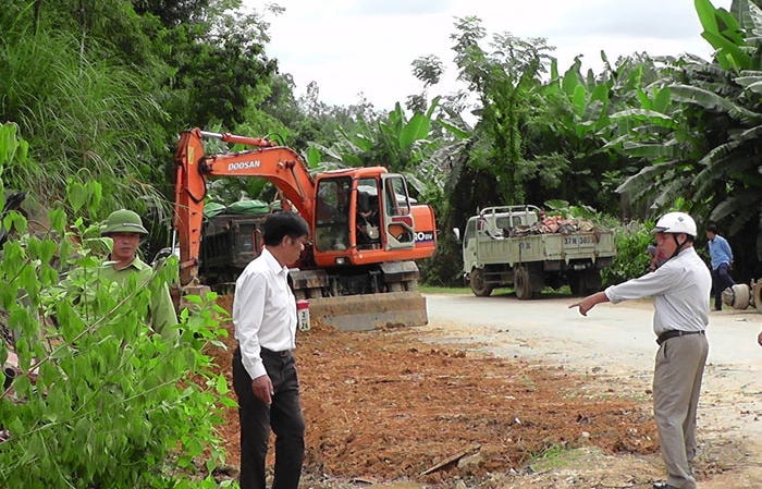 Đoạn eo dốc Truông Kè xã Mỹ Thành (Yên Thành) có nhiều cây cối vươn ra che khuất tầm nhìn người tham gia giao thông. Ảnh: Thái Hồng