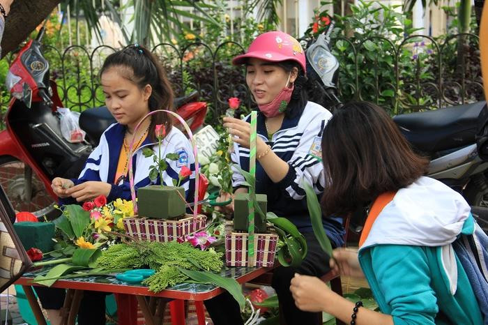 Bắt đầu từ ngày 17/10, khu vực trước cổng Trường Đại học Vinh là địa điểm các nhóm, hội tình nguyện gồm hàng trăm sinh viên các trường đại học trong khu vực thành phố Vinh tổ chức bán hoa, cây cảnh…Ảnh: T.T
