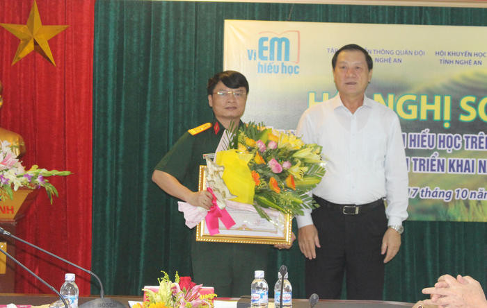Lãnh đạo tỉnh trao tặng Bằng khen cho Chi nhánh Viettel Nghệ An ghi nhận thành công chương trình 