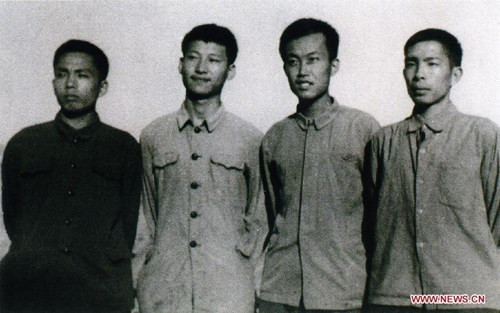 Bức ảnh này chụp năm 1973 khi ông Tập Cận Bình (thứ 2 từ trái qua) đang tham gia chương trình thanh niên học tập ở nông thôn, tại Diên Xuyên, tây bắc tỉnh Thiểm Tây