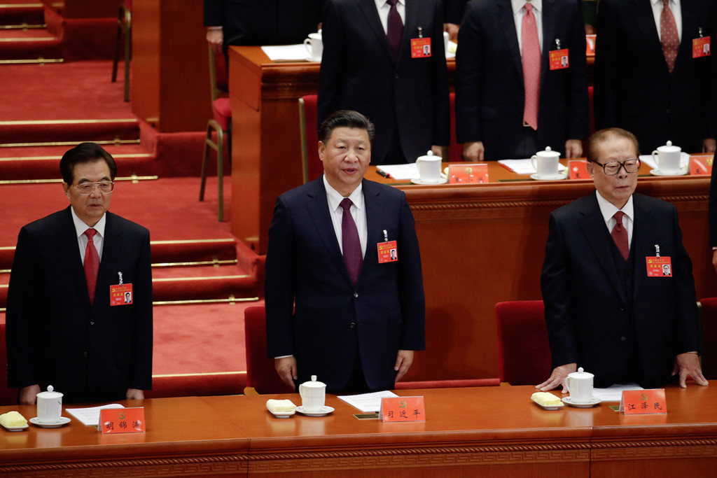 Nguyên tổng bí thư Hồ Cẩm Đào (trái), Tổng Bí thư Tập Cận Bình (giữa) và nguyên tổng bí thư Giang Trạch Dân tại ngày đầu tiên Đại hội lần 19 của Đảng Cộng sản Trung Quốc. Ảnh: Reuters.