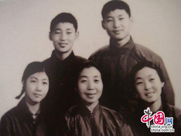 Ông Tập Cận Bình (hàng trên bên phải) cùng gia đình năm 1972.