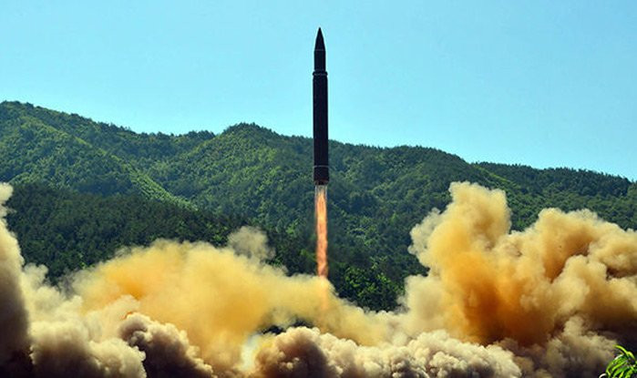 Vụ thử ICBM đầu tiên của Triều Tiên đặt lục địa Mỹ vào tầm bắn. Ảnh: Express