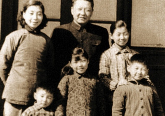 Ông Tập Cận Bình sinh ra trong một gia đình ưu tú. Cụ thân sinh của ông, ông Tập Trọng Huân, từng giữ chức Phó Thủ tướng Trung Quốc.