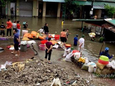 Mưa lớn gây ngập hơn 1.500 ki ốt ở đình phụ chợ Vinh - Nghệ An. Ảnh tư liệu