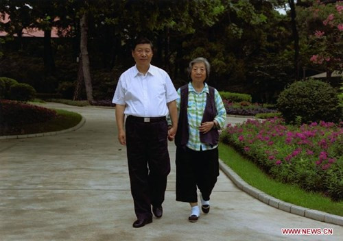 Ông Tập Cận Bình trong một lần đi dạo cùng với mẹ ông. Truyền thông Trung Quốc gần đây đang nỗ lực làm hình ảnh các nhà lãnh đạo cấp cao gần gũi hơn với công chúng.