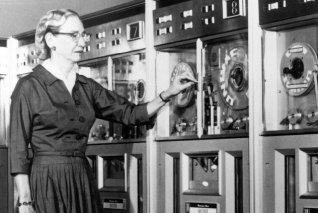 Cô là người phụ nữ đầu tiên trở thành Tiến sĩ Toán học. Ở tuổi 37, cô tình nguyện làm việc trong Hải quân, viết các ứng dụng cho máy tính Harvard Mark I, và giải thích thuật ngữ “nano giây” đơn giản. Một tàu khu trục của hải quân, một siêu máy tính được đặt theo tên của cô, và đặc biệt giải thưởng Grace Murray Hopper là giải thưởng hàng năm dành riêng cho các lập trình viên trẻ.